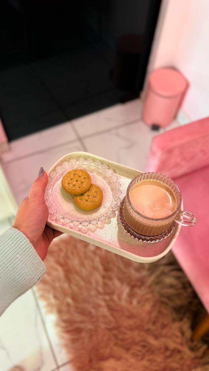 Café servido durante o atendimento no Zay Studio